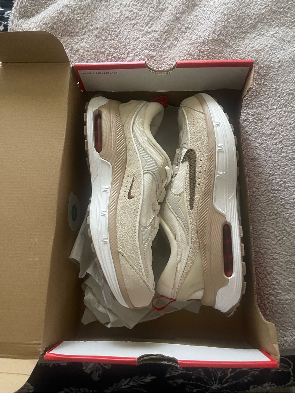 Nike W Air Max Bliss SE in Pale Ivory/Piquant Red